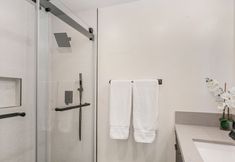 其他 4 Stunning Backyard Oasis with Hot Tub and Gourmet Kitchen - Serene Escape