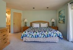 Others 7 Spacious Family Retreat with Hot Tub and Scenic Views - Charming Getaway