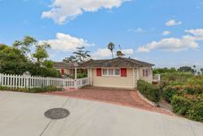 อื่นๆ Breathtaking Ocean Views and Garden Patio - Charming Coastal Sanctuary