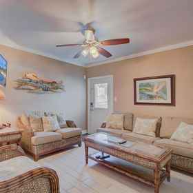 Others 1 Beachfront Escape with Heated Pool and Kitchen - Stylish Coastal Retreat, ピネラス郡 ホテル