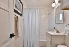 Others 3 Charming Cottage with Private Patio and Dedicated Parking - Inviting Retreat