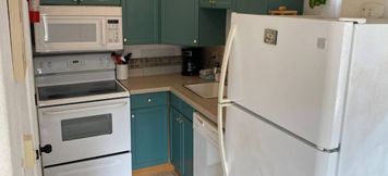 其他 5 Cozy Outdoor Fire Pit and Comfortable Seating - Charming Coastal Haven