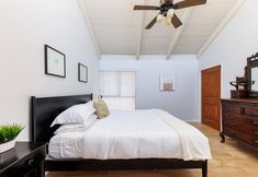 其他 3 Private Ocean-View Balcony and Pool Access - Enchanting Coastal Retreat