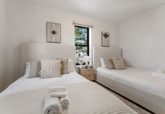 Others 5 Charming Studio with Cozy Essentials - Inviting Urban Retreat