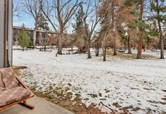 Others 4 Stylish Condo with Patio Grill and Central Location - Elegant Charming