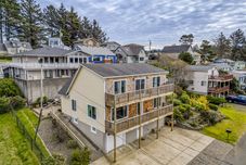 Lainnya Ocean Views and Expansive Decks - Elegant Coastal Retreat