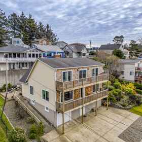 Logo 1 Ocean Views and Expansive Decks - Elegant Coastal Retreat, โรงแรม & ที่พัก Lincoln County