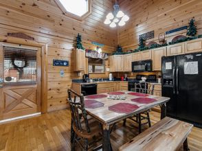 Others 4 Mountain view cabin with private hot tub, game room, fireplace & resort pool