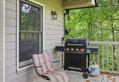 其他 5 Free Tickets to Local Attractions and Community Pool - Charming Cozy Cabin