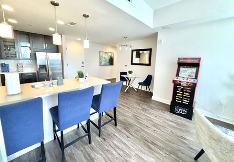 Lainnya Year-Round Pool and Stunning Cityscape Views - Elegant Retreat