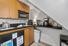 Others 3 Cozy Studio with Exclusive Amenities - Charming Urban Oasis