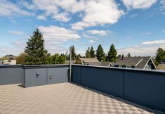 อื่นๆ 6 Rooftop Views and Modern Comforts - Stunning Urban Retreat