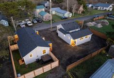 其他 3 Steps to Beach and Vibrant Entertainment - Charming Coastal Haven