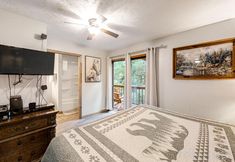 อื่นๆ 6 Bear Hugs Cabin