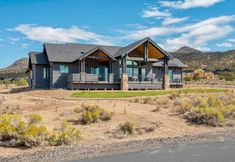 Others 3 Stunning Patio with Hot Tub and Fire Pit - Charming Ranch Getaway