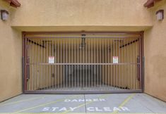 Others 3 Stylish Townhome with Outdoor Dining and Gas BBQ - Charming Beach Retreat