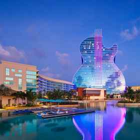 Hotel Exterior 1 Heated Pool and Outdoor Lounge Area - Charming Getaway, Hotel Taman Hugh Taylor Birch