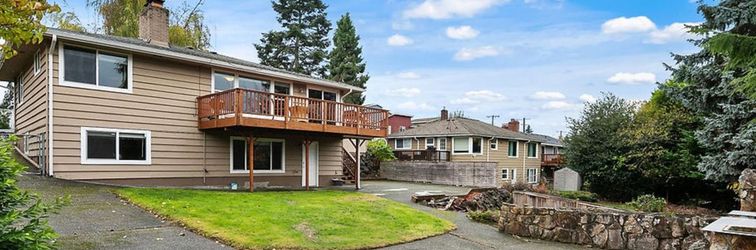 Others Panoramic Lake View, Spacious Backyard and Smart TV - Charming Retreat