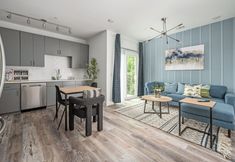 Others 5 Penthouse with Balcony and Modern Amenities - Luxurious Cozy Retreat