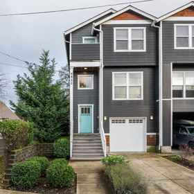 Logo1Modern Design and Local Artistry - Stylish Spacious Retreat,布拉甘萨茶飯店