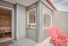 Others 4 Bayfront Studio with Jetted Tub and Fireplace - Charming Coastal Retreat