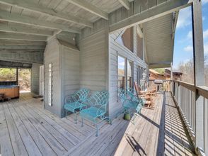 其他 4 Cozy Log Cabin with Pool Privileges and Hot Tub - Serene Retreat