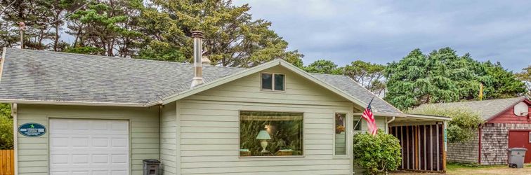 其他 Enchanting Lake Views and Cozy Fire Pit - Charming Coastal Retreat