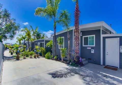 Lain-lain Charming Cottage with Cozy Patio and Fire Pit - Inviting Beach Retreat