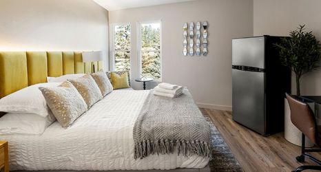 อื่นๆ 2 Cozy Ambiance with Free Parking and Modern Amenities - Charming Oasis