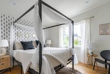 其他 2BR | Fireplace, Bath | West Seattle | Sophari