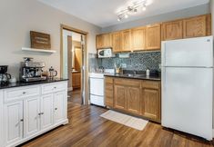 อื่นๆ 7 Modern Comfort with Cozy Patios and Scenic Views - Stylish Getaway