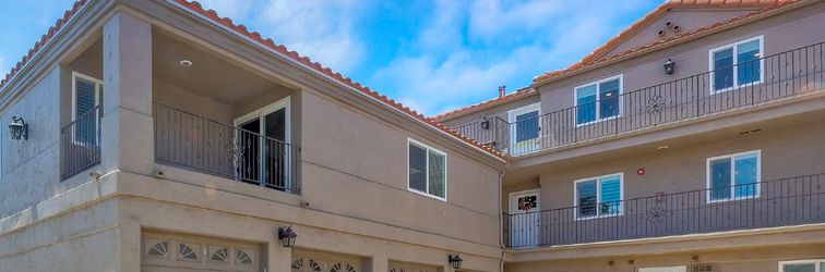 Others Modern Kitchen and Private Balcony - Stylish Coastal Escape