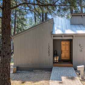 Hotel Exterior 1 Shields Shalet, 데슈츠 카운티 호텔