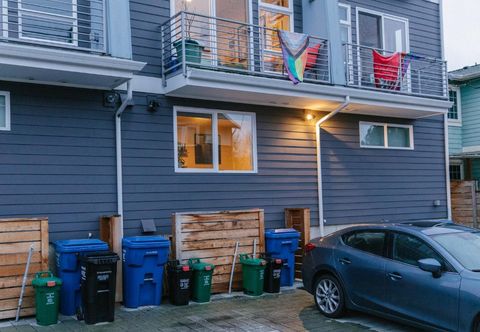 Others Modern Townhouse with Gym and Rooftop Retreat - Stylish Urban Oasis