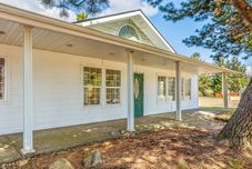 其他 Charming Getaway with Hot Tub and Spacious Patio - Delightful Family Retreat