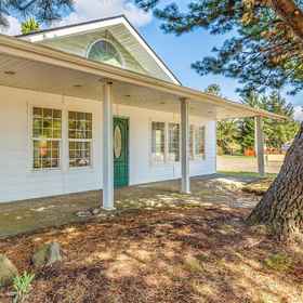 Hotel Exterior1Charming Getaway with Hot Tub and Spacious Patio - Delightful Family Retreat,448 Olympic View Ave NE飯店