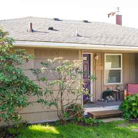 Logo 1 Oceanfront Access and Fenced Yard - Charming Beach Bungalow, 林肯县 酒店