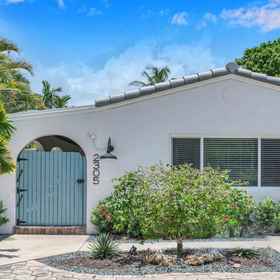 Hotel Exterior 1 Hot Tub and Tropical Oasis Retreat - Captivating Coastal Cottage, Hotel Hugh Taylor Birch State Park
