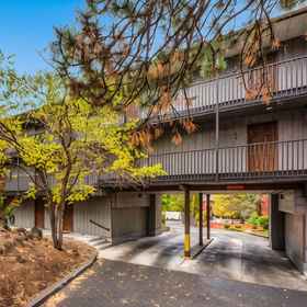 Hotel Exterior 1 Warm Ambiance with Fireplace and WiFi Access - Cozy Charming Retreat, Central Oregon Community College Hotels