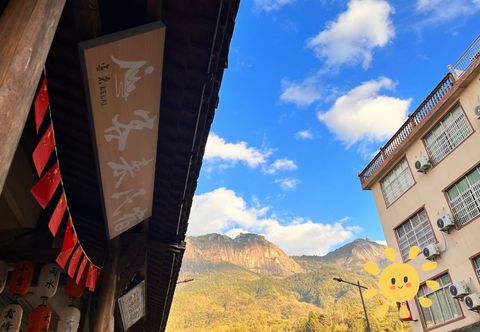 Lainnya Looking at the mountains and fields