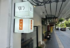 Others 3 The White Den Sukhumvit 44