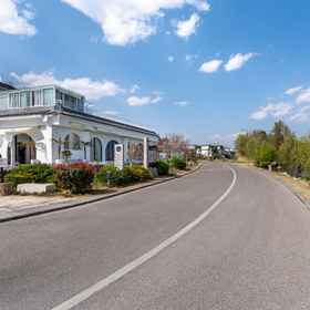Hotel Exterior 1 Flower Season Private Seaview Designer B&B (Chi nhánh Hành lang Sinh thái Hồ Erhai, Đại Lý), Khách sạn Di Độ