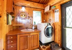 Others 5 Log House Clover