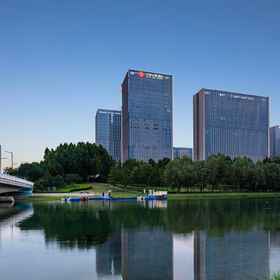 Logo 1 QIANNAHOTEL SPLENDOR(สถานีรถไฟเจิ้งโจวตะวันออก เขตมหาวิทยาลัยหลงจือหู), โรงแรม & ที่พัก จินชุ่ยชวู่