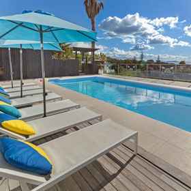 Logo1Waiheke Island Resort Conference & Accommodation Centre,坎贝尔斯湾飯店