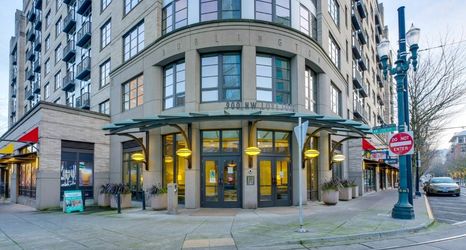 其他 2 Bright Recently Upgraded Apt – Downtown Location