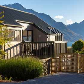 Hotel Exterior 1 Lakeview Paradise: 3BR, Hot Tub, BBQ, Garden, Hotel Gibbston