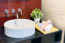 Others Pattaya Beach · THE Edge High-End Ocean View Pool Apartment · Direct Beach Access ·