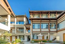 Khác Hill front Art Hotel