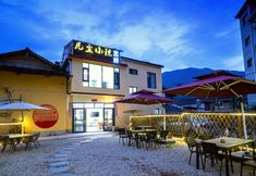 Others 7 A small courtyard in the secular world